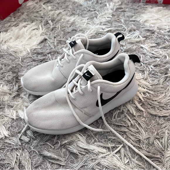 Nike Roche - Picture 3 of 5